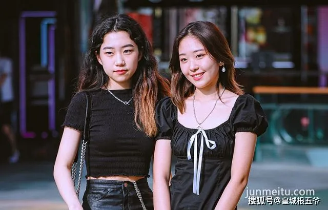 街拍街拍夏日美女穿搭，簡明随性的穿搭，盡顯時尚魅力