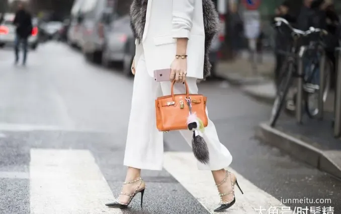 街拍聰明女人背小包, 夏天時髦出門不尴尬