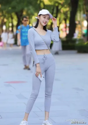 街拍還在穿牛仔褲T恤小裙子嗎? 運動套裝這樣穿時尚又減齡！