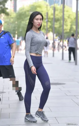 街拍青春活力的打底褲美女，綻放出美女不一樣的時尚魅力