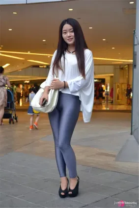 街拍女性搭配高跟鞋，走到哪裡都是那麼的迷人