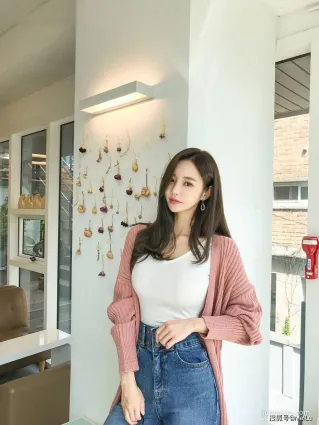 街拍時尚穿搭，身材豐腴的小姐姐，清新可人盡顯女人别樣韻味
