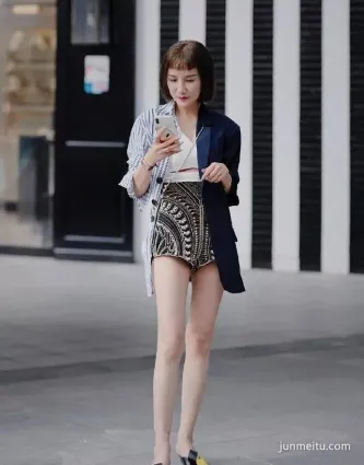 街拍美女搭配一雙氣質的尖頭高跟鞋, 讓她在出街時顯得更加耀眼
