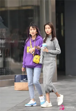 街拍小姐姐牛仔褲搭配過膝皮靴，短款毛衣露出腹部，可以這麼美