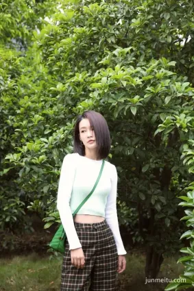 街拍“雞腿姑娘”李沁真瘦！白襯衫外搭小背心，瘦削腰腹很惹眼