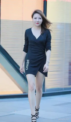 街拍身材苗條的女生, 穿裹身連衣裙搭配細跟涼鞋, 更顯身材曲線美