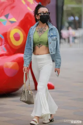街拍第一站嫂子最愛穿喇叭褲，大家都說是女神！