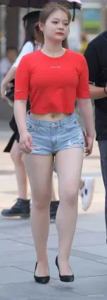 街拍肥臀牛仔熱褲時尚露臍裝女郎