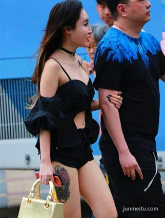 街拍小姐姐穿白色蕾絲裹胸，恰好處的柔情，簡單大方有質感！