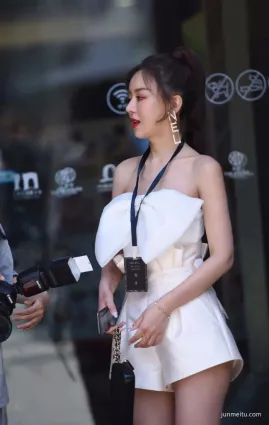 街拍美腿真實的美女，當場拍照合影
