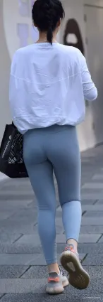 街拍大師别小看美女的這條緊身褲，非常符合男士的審美