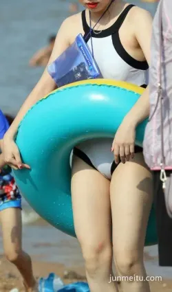 沙灘實拍海邊泳裝美女，私密三角區凹入很有韻味