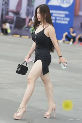 街拍黨微胖女生穿開叉裙逛街，這是真正的前凸後翹