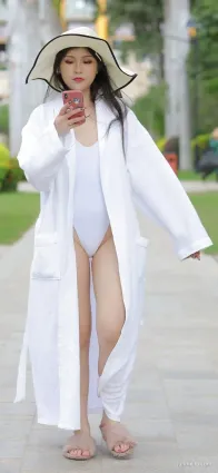 海邊白色高叉泳裝極品凹凸世界女主