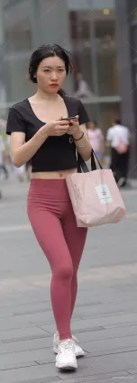 街拍第一站女子緊身褲凸凹，讓人留步駐足