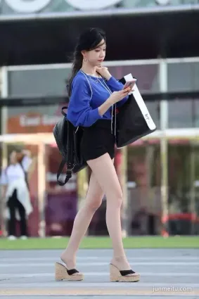 街拍熱褲辣妹性感的身材，雪白如玉大長腿