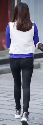 真實街拍緊身褲修長雙腿渾圓氣質女郎背影