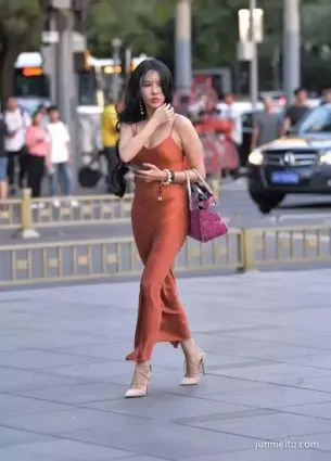 街拍少婦好風騷，是這種讓你不願回家的氣質嗎？