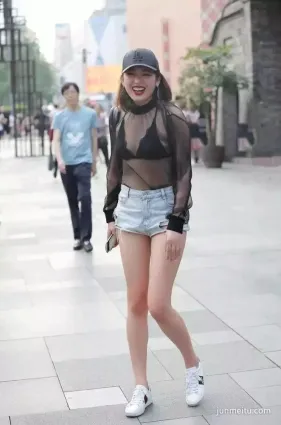 街拍透視衫這個真敢穿，畢竟有好身材