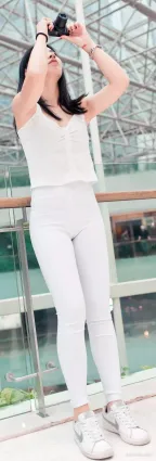 街拍聯盟緊身白褲修長雙腿好身材氣質女郎