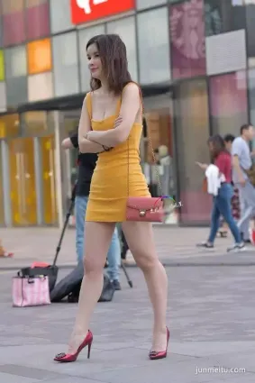街拍美女緊身連衣裙，穿衣都讓人佩服！