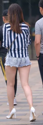 街拍牛仔熱褲嫩模小姐姐，齊b緊緻玉腿走路自帶氣質