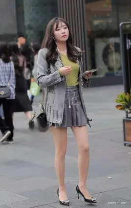 街拍苗條美腿的小姐姐，有點像柳岩