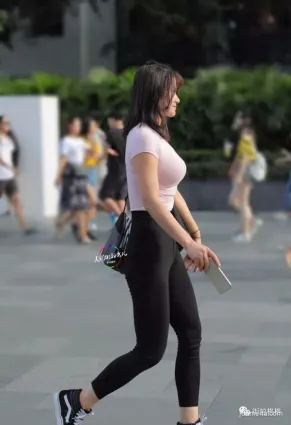 街拍這樣的身材走路要很保持平衡吧