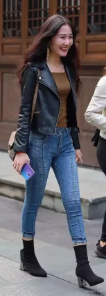 街拍美女緊身牛仔褲穿起來氣質優雅女人味十足