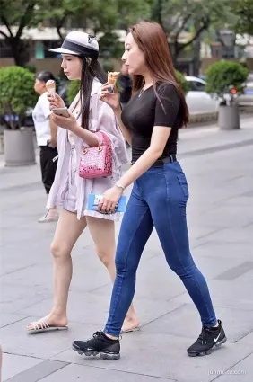 緊身牛仔褲翹臀美女 時髦感呼之欲出