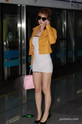 美女秘書超短包臀裙，s曲線完美無可挑剔
