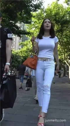 街拍走路波濤澎湃很有氣質 性感少婦