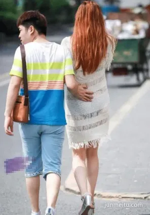 街拍透視連衣裙黑内内，小姐姐的男朋友一定很幸福吧？