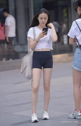街拍小姐姐挺秀啊
