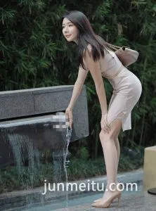 熟女的素色系穿搭，從她身上發現驚豔美感