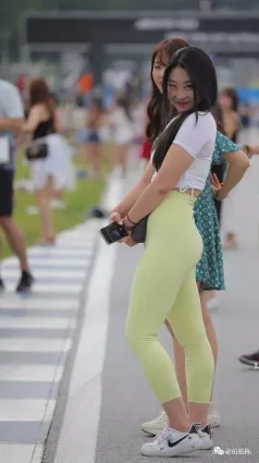 街拍米色緊身褲女郎