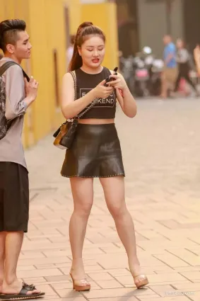 街拍皮膚白嫩光滑，身材豐腴