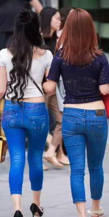 街拍兩個露臍裝緊身牛仔褲豐腴渾圓挺翹好身材女郎