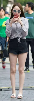 街拍熱褲長發美身段好顔值高