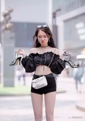 街拍俏皮小姐姐光着腳丫，很可愛