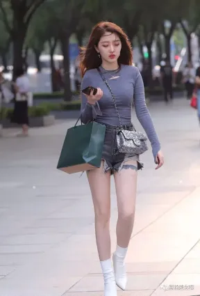 街拍小姐姐用的手機是什麼牌子的？