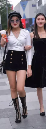 街拍時尚壯實閨蜜逛街美哒哒