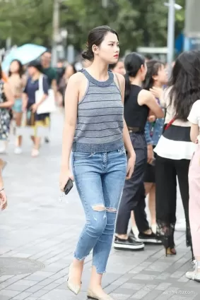 街拍簡單背心+牛仔褲，很有女人味兒