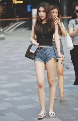 街拍牛仔短褲配無袖打底衫