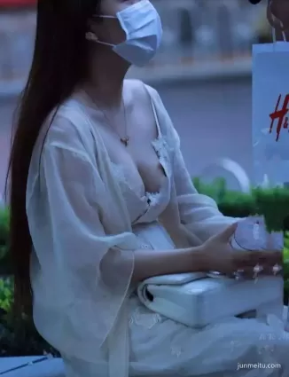 街拍你們想喝礦泉水還是牛奶