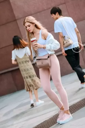 街拍 | 這麼翹的洋妞真不常見