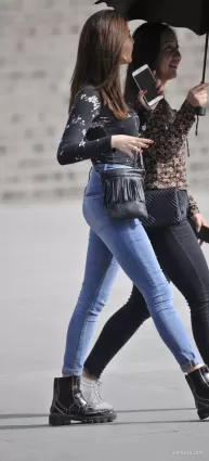 緊身牛仔褲高挑大長腿氣質漂亮美女