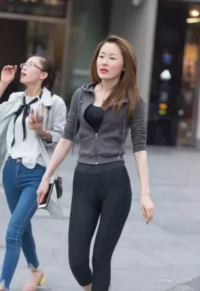 街拍緊身褲美女，臀型很美啊！ ​​​​