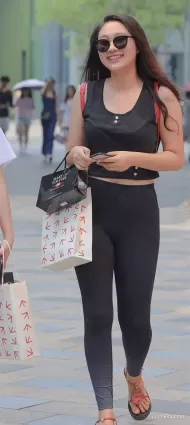 高挑緊身瑜伽褲豐腴長腿美女