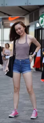 街拍高挑牛仔熱褲白皙氣質美女